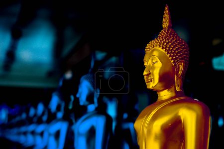 Estatua de Buda de Oro en un templo en la provincia de Nakhon Sawan, Tailandia.