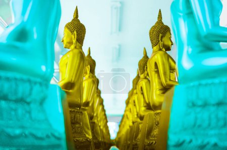 Estatua de Buda de Oro en un templo en la provincia de Nakhon Sawan, Tailandia.