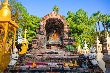 Alte Buddha-Statue des Wat Thawai in der Provinz Chiang Mai, Thailand.