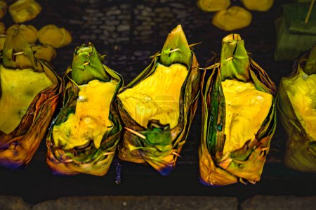 Gegrillte Eier mit Bananenblättern oder Khai Pam auf dem Holzkohleofen in der Provinz Chiang Mai. Dieses Essen ist ein lokales Essen aus Nordthailand.