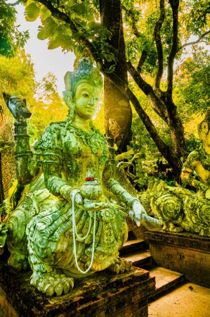 Antike Statue mit Moos bedeckt im Wat Pha Lat, Thailand.