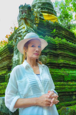 Touristin mit historischem Hintergrund des Pha Lat Tempels in der Provinz Chiang Mai, Thailand.