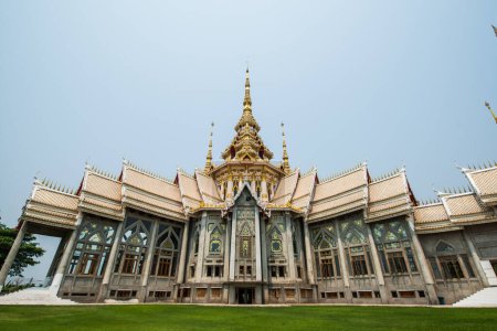 Magnifique sanctuaire bouddhiste dans la province de Nakhon Ratchasima, Thaïlande