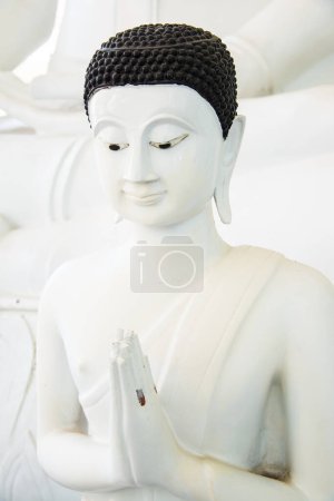 Estatua monje blanco en la provincia de Nakhonsawan, Tailandia.