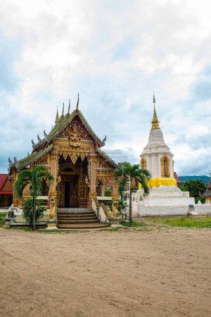 Templo de Phrathat Chang Khoeng en el distrito de Mae Chaem, Tailandia.