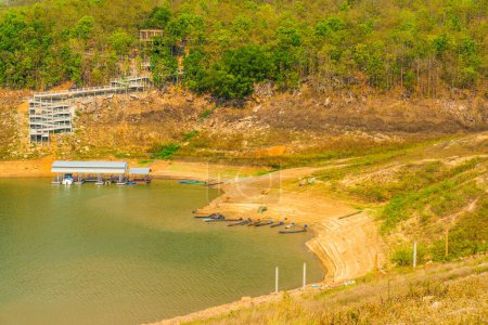 Paisaje vista de Mae Ngat Somboon Chon dam, Tailandia