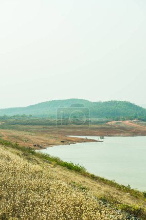 Landschaftsaufnahme des Mae Ngat Somboon Chon Staudamms, Thailand
