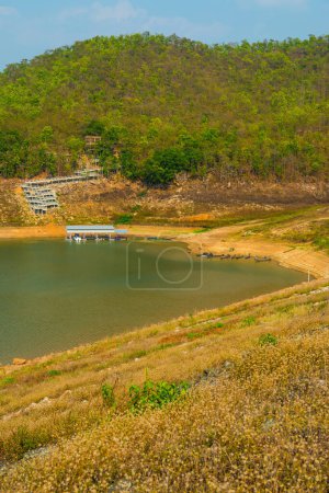 Paisaje vista de Mae Ngat Somboon Chon dam, Tailandia
