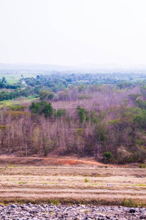 Landschaftsaufnahme des Mae Ngat Somboon Chon Staudamms, Thailand
