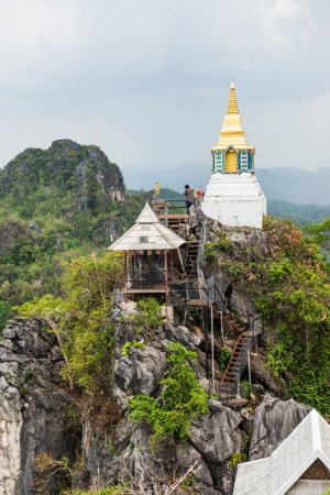 Pagoda en la montaña en Chalermprakiat templo de Prachomklao Rachanusorn, Tailandia
