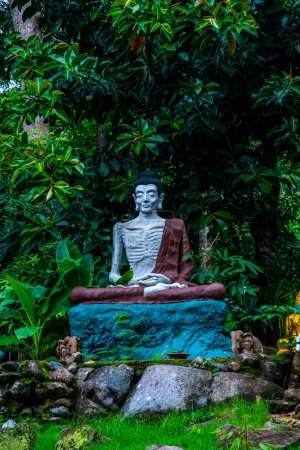 Estatua de ascetismo de Buda en Phra Ese templo de Pha Ngao, Tailandia.