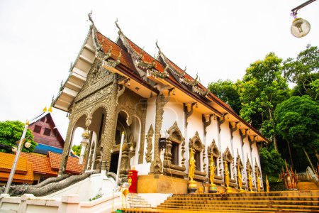 Iglesia de estilo tailandés en Phra Ese templo de Pha Ngao, Tailandia.