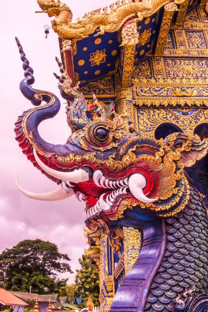 Arte de moldeo Naga en el templo Rong Sua Ten, Tailandia.