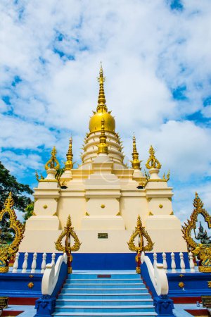 Pagoda blanca en el templo Rong Sua Ten, Tailandia