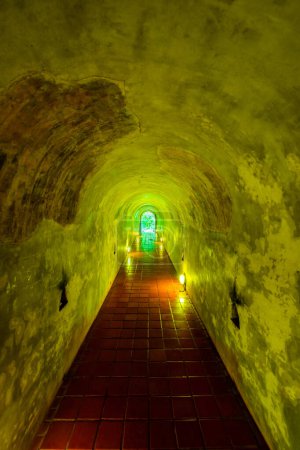 El antiguo túnel del templo de Umong, Tailandia.