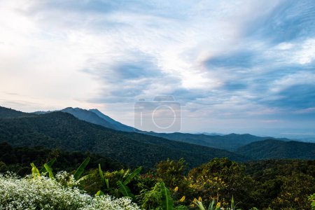 Vue sur la montagne au point de vue de Kwan Phayao, Thaïlande.