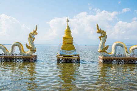 Statue blanche de Naga à Kwan Phayao, Thaïlande.