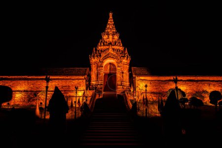 Temple Phra Thad Lampang Luang dans la nuit, Thaïlande.