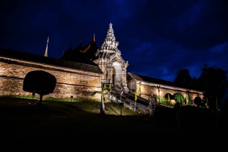 Temple Phra Thad Lampang Luang dans la nuit, Thaïlande.