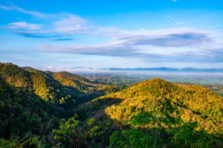 Blick von oben auf das Land in der Provinz Phrae, Thailand.