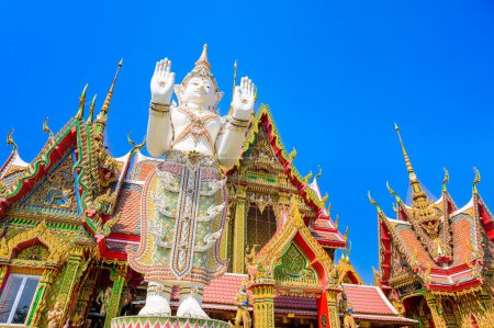 Hermoso templo decorado con estuco de estilo tailandés arte de Wat Sriutumpron en la provincia de Nakhon Sawan, Tailandia.
