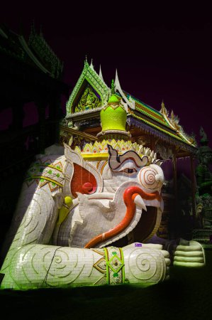 Hermoso arte de estuco de Wat Sriutumpron en la provincia de Nakhon Sawan, Tailandia.