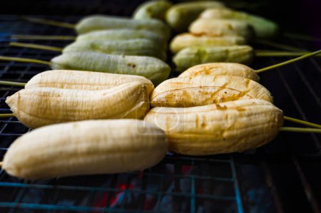 Gegrillte Bananen auf dem Herd. Gegrillte Bananen sind ein beliebtes Gericht, das im ländlichen Thailand gekocht wird.