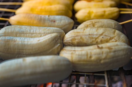 Gegrillte Bananen auf dem Herd. Gegrillte Bananen sind ein beliebtes Gericht, das im ländlichen Thailand gekocht wird.