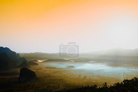 Schöner Blick auf die Berge und Morgennebel des Phu Langka Nationalparks bei Sonnenaufgang in der Provinz Phayao, Thailand.