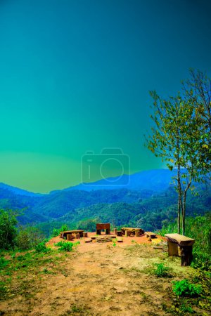 Zeltcampingplatz und Aussichtspunkt inmitten der komplexen und wunderschönen Berge des Distrikts Bo Kluea, Provinz Nan.