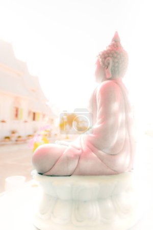 Weiße Buddha-Statue in einem Meditationszentrum in der Provinz Lampang, Thailand.