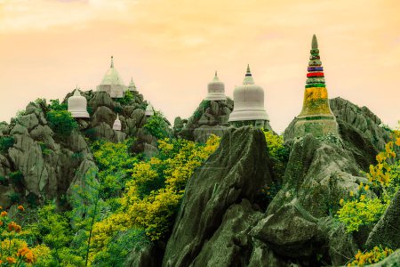 Wat Chaloem Phrakiat Phrachomklao Rachanuson. Pagodas en el pico de la montaña de Wat Chaloem Phrakiat. Estas pagodas nacieron de la fe en el budismo del pueblo Lampang, Tailandia.