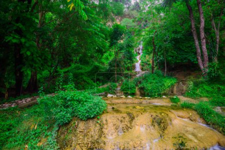Chute d'eau Than Thong dans la province de Lampang, la chute d'eau provient de l'écoulement de l'eau sur une falaise de plus de 100 mètres de haut. Actuellement, cette cascade ne peut pas être visitée en raison de son effondrement en 2021.
