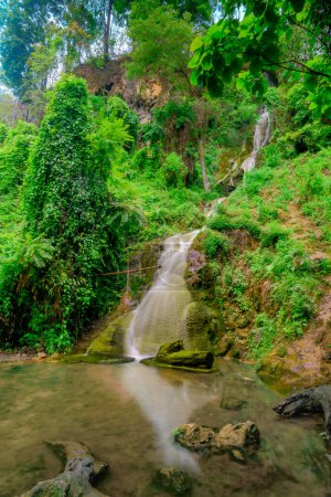 Than Thong Cascada en la provincia de Lampang, la cascada se origina en el flujo de agua de más de 100 metros de alto acantilado. Actualmente, esta cascada no se puede visitar debido a su colapso en 2021.