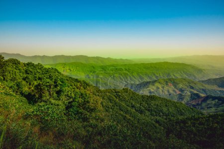Foto de Hermoso paisaje de complejos montañosos en el mirador 1715 del distrito de Pua, provincia de Nan, Tailandia. - Imagen libre de derechos