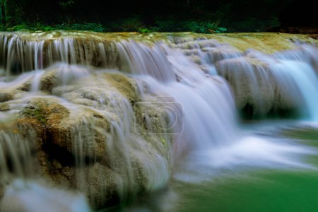 Wasser fließt sanft am Than Sawan Wasserfall im Doi Phu Nang Nationalpark in der Provinz Phayao, Thailand.