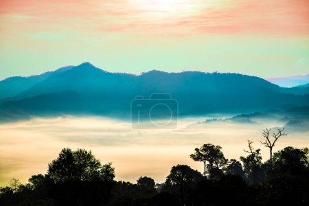 Schöner Blick auf die Berge und das Nebelmeer am Wintermorgen am Phu Lang Ka Aussichtspunkt in der Provinz Phayao, Thailand.