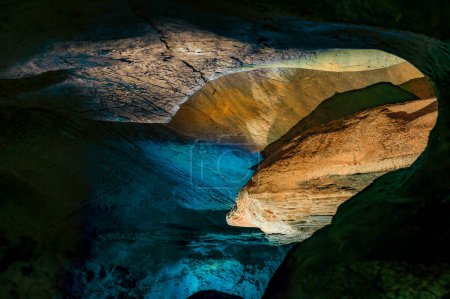 Mae Sap Höhle oder Regenbogenhöhle, diese Höhle ist aus der Anordnung von Gesteinsschichten mit schönen Mustern und Farben in der Provinz Chiang Mai, Thailand.