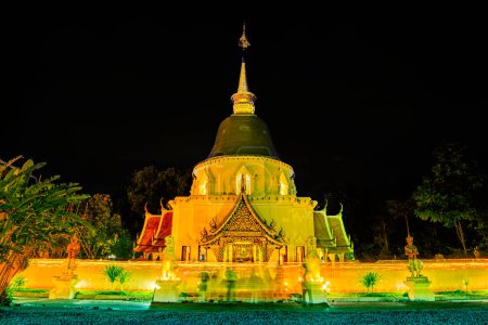 La tradition de la procession aux chandelles la nuit à l'occasion d'importantes journées bouddhistes dans la province de Chiang Mai, Thaïlande.