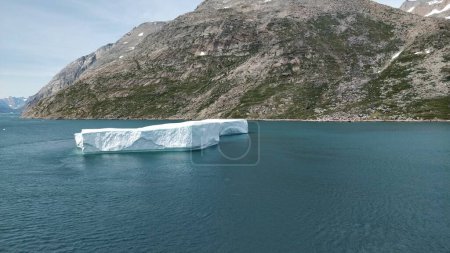 Téléchargez les photos : Tabular iceberg floating in Prince-Christian-Sund Fjord, Greenland - en image libre de droit
