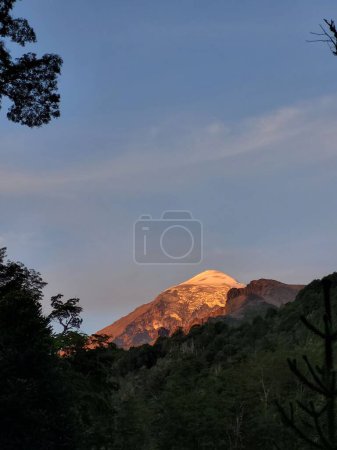 Foto de Photo of the Lanin volcano taken from the Piedra Mala camping in the national park  Lanin using a samung cell phone camara - Imagen libre de derechos