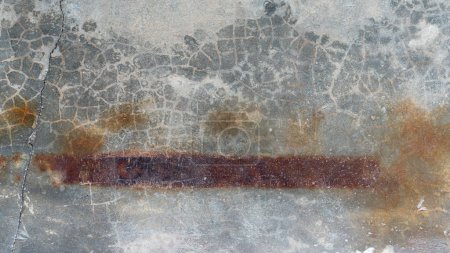 Foto de Vista superior del suelo de cemento viejo con largas líneas de manchas de óxido en él. Para fondo y texturizado. - Imagen libre de derechos