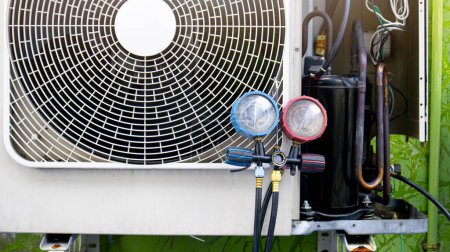 Téléchargez les photos : Indicateurs de pression pour vérifier les niveaux de réfrigérant du condenseur. Accrochez-vous à la calandre devant le ventilateur du compresseur d'air à l'extérieur. - en image libre de droit