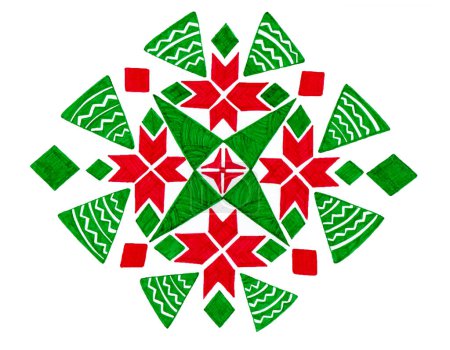 Téléchargez les photos : Ornement géométrique de couleur rouge et verte sur fond blanc. Triangles, losanges et autres éléments décoratifs. Décor de Noël. Tiré à la main. Les éléments forment un carré symétrique. - en image libre de droit