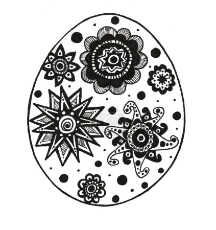 Foto de Huevo de Pascua lleno de adornos. Doodle en negro. Aislado sobre fondo blanco. El adorno consiste de las flores decorativas y las estrellas, los círculos, los puntos. Formas geométricas. Ondas, espirales, triángulos, rizos - Imagen libre de derechos