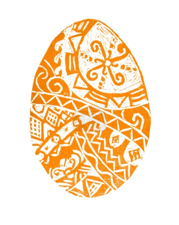 Huevo de Pascua lleno de adornos. Color naranja. Aislado sobre fondo blanco. Adornos geométricos de estilo étnico. Linograbado. Estilo de impresión. Tradiciones ucranianas. Decoración.