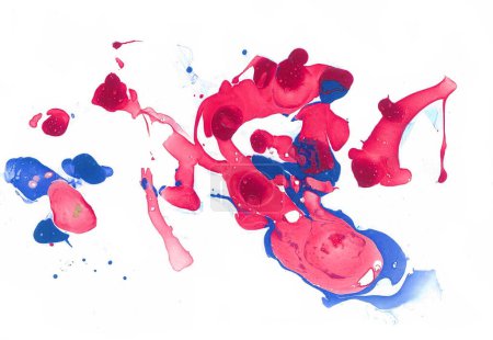 Contexte abstrait. Différentes nuances de taches roses et rouges, couleurs bleues. Dénivelé. Chaotiquement renversé sur un fond blanc. Flou, effets de marbre, images aléatoires.