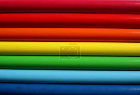Téléchargez les photos : The background is filled with horizontal stripes. Colors of the rainbow. Photo. Red from above, blue from below. Gradient. The strips have a three dimensional shape, are rounded. LGBT. Rainbow flag. - en image libre de droit