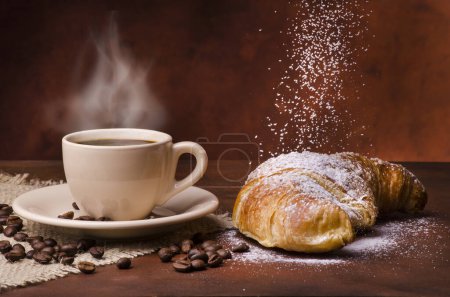 Téléchargez les photos : Tazzina di caff con cornetto e zucchero a velo - en image libre de droit