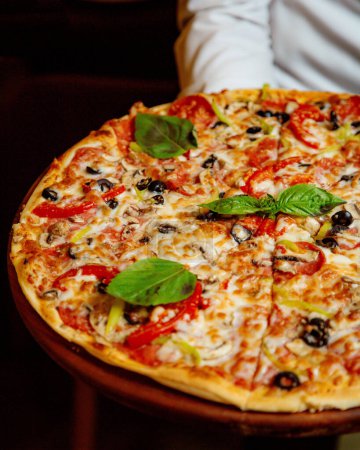 Téléchargez les photos : Pizza pepperoni aux poivrons tomate olive et fromage - en image libre de droit
